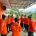 Kepala Kantor SAR Jambi Adah Sudarsa, S.T. melepas keberangkatan 10 personel rescue beserta peralatan lengkap menuju Sumatera Barat untuk membantu penanganan banjir, Kamis (27/11/2025). (Dok: Rahmat)