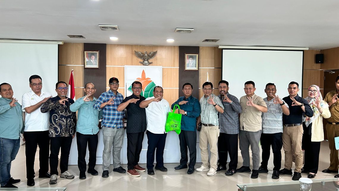 SEVP Business Support PTPN IV Regional 4 Jambi Achmedi Akbar bersama Ketua Komisi I DPRD Jambi Hapis Hasbiallah berdiskusi terkait penguatan program FPKM dalam silaturahmi di Ruang Sawit, Kantor Regional 4. (DOk: Rudi)