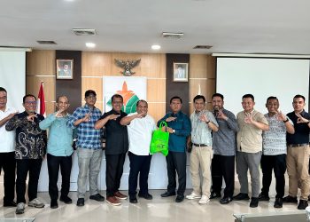 SEVP Business Support PTPN IV Regional 4 Jambi Achmedi Akbar bersama Ketua Komisi I DPRD Jambi Hapis Hasbiallah berdiskusi terkait penguatan program FPKM dalam silaturahmi di Ruang Sawit, Kantor Regional 4. (DOk: Rudi)