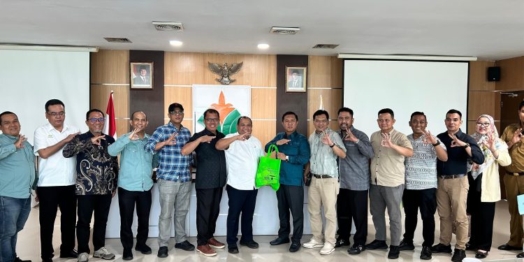 SEVP Business Support PTPN IV Regional 4 Jambi Achmedi Akbar bersama Ketua Komisi I DPRD Jambi Hapis Hasbiallah berdiskusi terkait penguatan program FPKM dalam silaturahmi di Ruang Sawit, Kantor Regional 4. (DOk: Rudi)