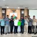 SEVP Business Support PTPN IV Regional 4 Jambi Achmedi Akbar bersama Ketua Komisi I DPRD Jambi Hapis Hasbiallah berdiskusi terkait penguatan program FPKM dalam silaturahmi di Ruang Sawit, Kantor Regional 4. (DOk: Rudi)