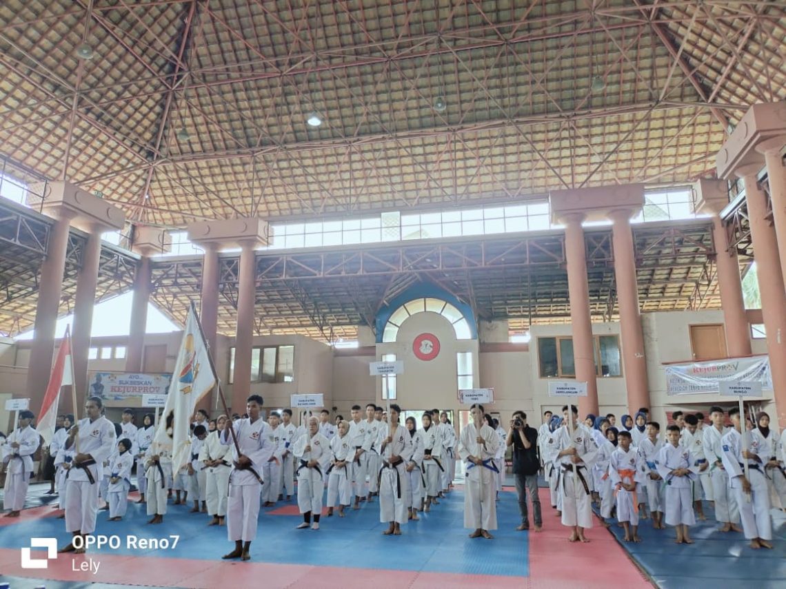 Ketua Pengprov Perkemi Jambi Adri SH, MH membuka secara resmi Kejurprov Kempo 2025 yang diikuti 120 atlet dari tujuh kabupaten/kota di Jambi, Jumat, 28  November 2025. (Dok: Alpin)