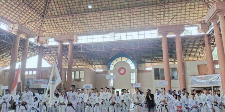 Ketua Pengprov Perkemi Jambi Adri SH, MH membuka secara resmi Kejurprov Kempo 2025 yang diikuti 120 atlet dari tujuh kabupaten/kota di Jambi, Jumat, 28  November 2025. (Dok: Alpin)