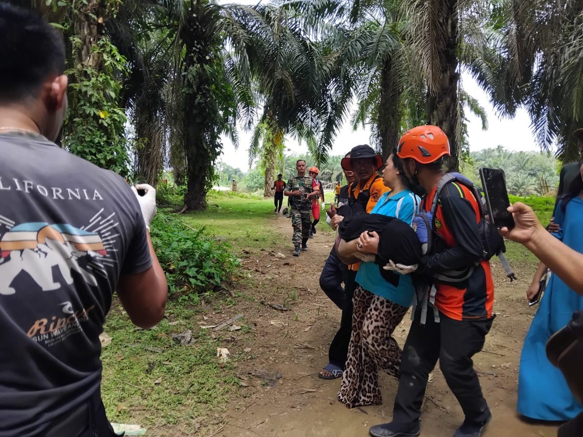 Tim SAR gabungan usai menemukan bocah tenggelam di Sungai Batang Tebo di Desa Pelabuhan Baru, Bungo, Jumat, 28 November 2025. (Dok: Rudi)