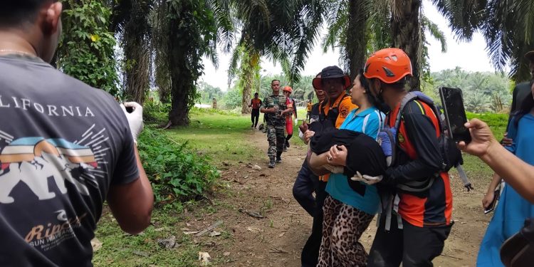 Tim SAR gabungan usai menemukan bocah tenggelam di Sungai Batang Tebo di Desa Pelabuhan Baru, Bungo, Jumat, 28 November 2025. (Dok: Rudi)