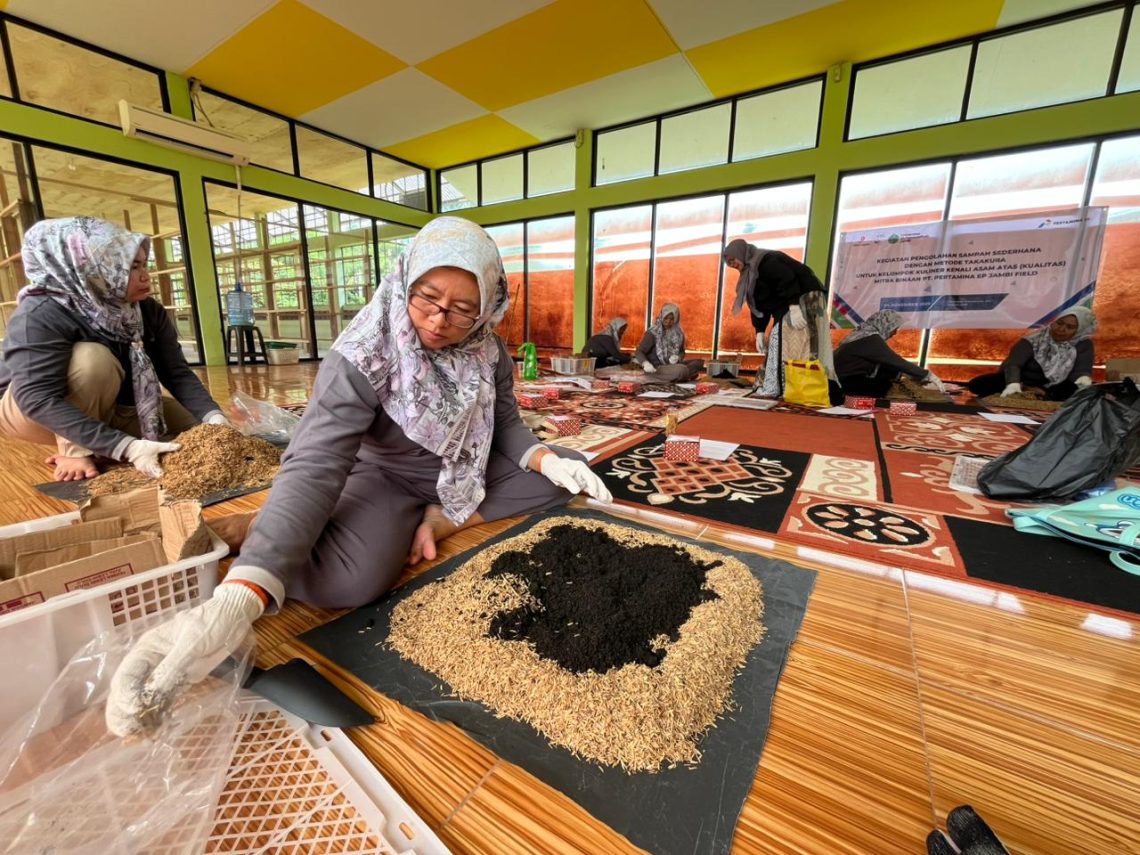 Peserta UMKM KUALITAS Kenali Asam Atas saat mengikuti pelatihan pengolahan limbah organik metode takakura di Gerai Energi, Kota Jambi. (Dok: Rahmat)