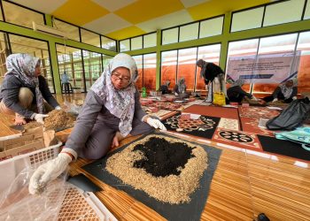 Peserta UMKM KUALITAS Kenali Asam Atas saat mengikuti pelatihan pengolahan limbah organik metode takakura di Gerai Energi, Kota Jambi. (Dok: Rahmat)