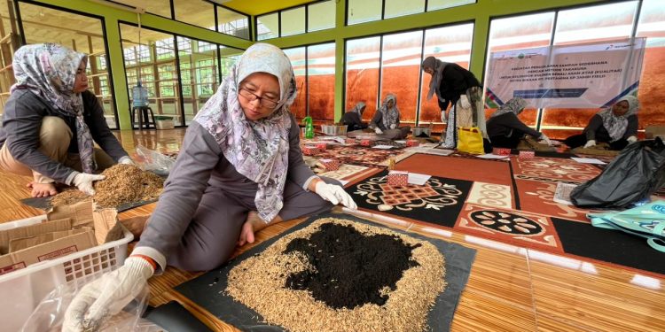 Peserta UMKM KUALITAS Kenali Asam Atas saat mengikuti pelatihan pengolahan limbah organik metode takakura di Gerai Energi, Kota Jambi. (Dok: Rahmat)