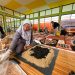 Peserta UMKM KUALITAS Kenali Asam Atas saat mengikuti pelatihan pengolahan limbah organik metode takakura di Gerai Energi, Kota Jambi. (Dok: Rahmat)