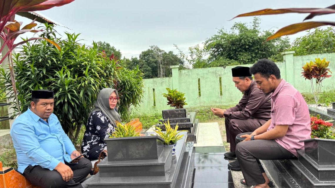 Pengurus PW ISNU Jambi saat melaksanakan ziarah dan doa bersama di makam almarhum Prof. Lias Hasibuan di kawasan Kampung Bugis, Jambi, Jumat, 28 November 2025. (Dok: Rahmat)