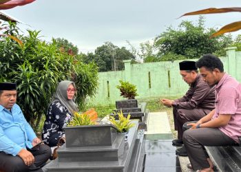 Pengurus PW ISNU Jambi saat melaksanakan ziarah dan doa bersama di makam almarhum Prof. Lias Hasibuan di kawasan Kampung Bugis, Jambi, Jumat, 28 November 2025. (Dok: Rahmat)