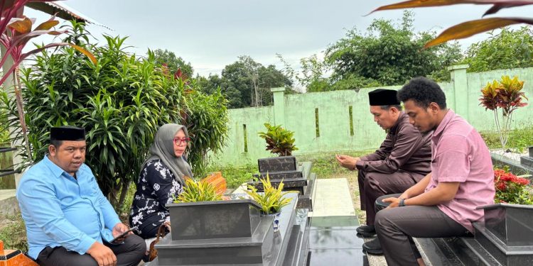 Pengurus PW ISNU Jambi saat melaksanakan ziarah dan doa bersama di makam almarhum Prof. Lias Hasibuan di kawasan Kampung Bugis, Jambi, Jumat, 28 November 2025. (Dok: Rahmat)