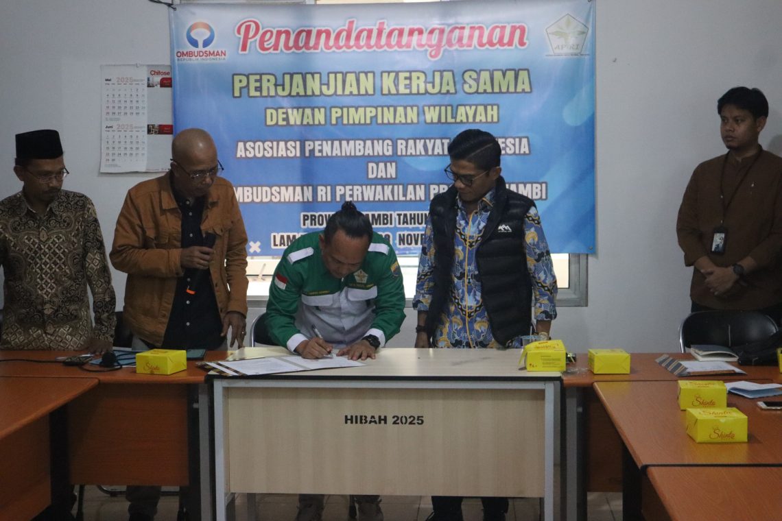 Kepala Ombudsman RI Perwakilan Jambi Saiful Roswandi dan Ketua DPW APRI Jambi David Chandra Herwindo saat penandatanganan PKS di Gedung Balai Adat Kota Jambi, Jumat, 28 November 2025. (Dok: Alpin)
