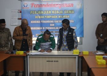 Kepala Ombudsman RI Perwakilan Jambi Saiful Roswandi dan Ketua DPW APRI Jambi David Chandra Herwindo saat penandatanganan PKS di Gedung Balai Adat Kota Jambi, Jumat, 28 November 2025. (Dok: Alpin)