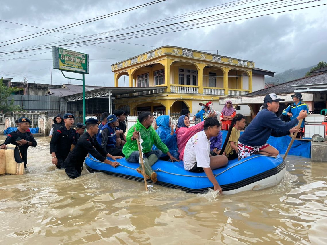 Personel Brimob Polda Jambi dikerahkan ke Desa Lubuk Suli, Kerinci, untuk melakukan pemantauan dan evakuasi warga terdampak banjir, Jumat (28/11/2025). (Dok: Rudi)