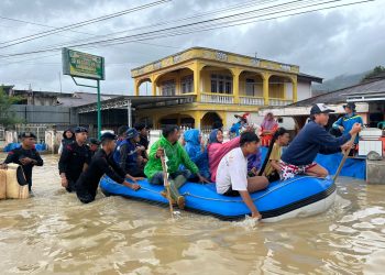 Personel Brimob Polda Jambi dikerahkan ke Desa Lubuk Suli, Kerinci, untuk melakukan pemantauan dan evakuasi warga terdampak banjir, Jumat (28/11/2025). (Dok: Rudi)