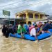 Personel Brimob Polda Jambi dikerahkan ke Desa Lubuk Suli, Kerinci, untuk melakukan pemantauan dan evakuasi warga terdampak banjir, Jumat (28/11/2025). (Dok: Rudi)