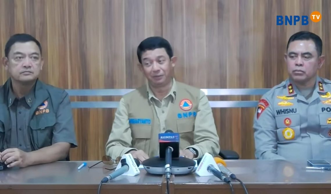 Kepala BNPB, Letjen TNI Suharyanto (tengah) menyampaikan beberapa perkembangan terkait penanganan bencana di Sumatera Utara. (Dok BNPB)