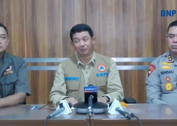Kepala BNPB, Letjen TNI Suharyanto (tengah) menyampaikan beberapa perkembangan terkait penanganan bencana di Sumatera Utara. (Dok BNPB)