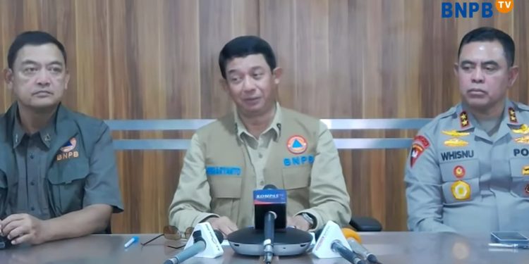 Kepala BNPB, Letjen TNI Suharyanto (tengah) menyampaikan beberapa perkembangan terkait penanganan bencana di Sumatera Utara. (Dok BNPB)