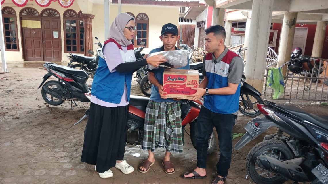 Tim PHR Zona 1 menyalurkan bantuan pangan dan kebutuhan harian kepada warga terdampak banjir di Aceh Tamiang, Jumat (28/11/2025). (Dok: PHR Zona 1)