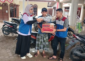 Tim PHR Zona 1 menyalurkan bantuan pangan dan kebutuhan harian kepada warga terdampak banjir di Aceh Tamiang, Jumat (28/11/2025). (Dok: PHR Zona 1)