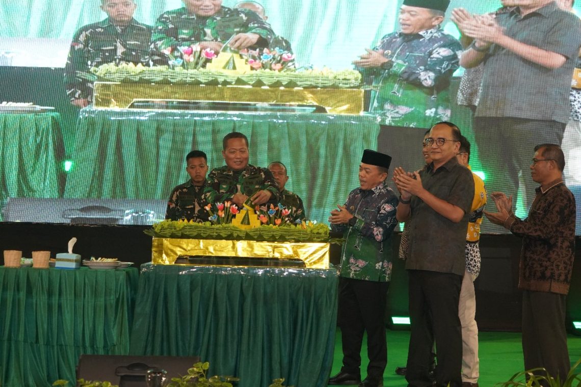 Danrem 042/Gapu Brigjen TNI Heri Purwanto bersama Gubernur Jambi menghadiri syukuran puncak HUT ke-66 Korem 042/Gapu di Lapangan Tenis Indoor Makorem 042/Gapu, Jambi, Sabtu malam (29/11/2025). (Dok: Rudi)