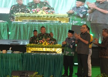Danrem 042/Gapu Brigjen TNI Heri Purwanto bersama Gubernur Jambi menghadiri syukuran puncak HUT ke-66 Korem 042/Gapu di Lapangan Tenis Indoor Makorem 042/Gapu, Jambi, Sabtu malam (29/11/2025). (Dok: Rudi)