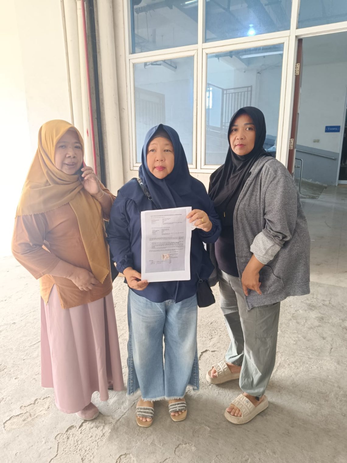 Perwakilan Keluarga Warga Binaan Saat Menunjukkan Surat Menolak Proses Autopsi di RS Bhayangkara, Kota Jambi. (Dok: Alpin)