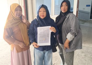 Perwakilan Keluarga Warga Binaan Saat Menunjukkan Surat Menolak Proses Autopsi di RS Bhayangkara, Kota Jambi. (Dok: Alpin)