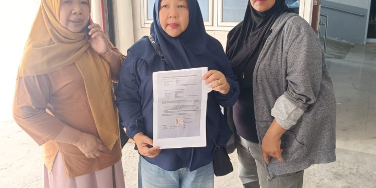 Perwakilan Keluarga Warga Binaan Saat Menunjukkan Surat Menolak Proses Autopsi di RS Bhayangkara, Kota Jambi. (Dok: Alpin)