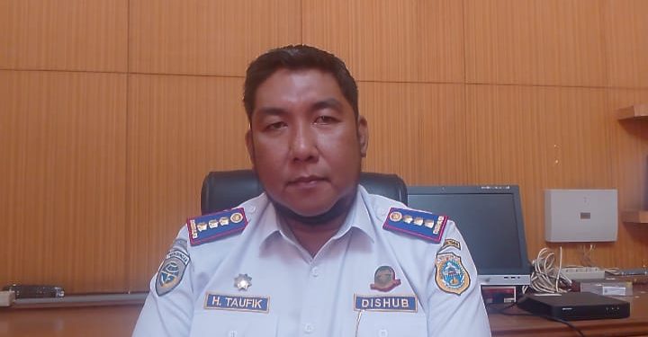 Kepala Dinas Perhubungan Kabupaten Tanjabtim, Taufik Hidayat di ruang kerjanya. Selasa 4 November 2025. (Dok: Rahmat)