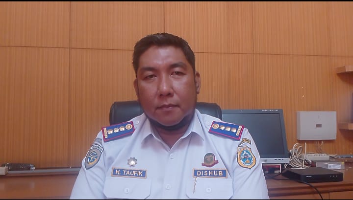 Kepala Dinas Perhubungan Kabupaten Tanjabtim, Taufik Hidayat di ruang kerjanya. Selasa 4 November 2025. (Dok: Rahmat)