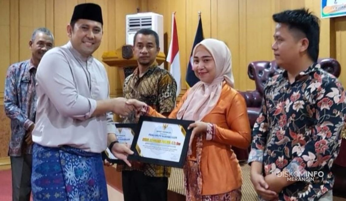 Bupati Merangin H. M. Syukur bersama Ketua TP PKK Lavita Syukur menyerahkan piagam penghargaan kepada tiga staf penyelamat Bilqis pada Rakor DRPPA di Aula Bappeda Merangin, Kamis (20 November 2025). (Dok: Diskominfo Merangin)