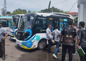 anggar DPRD Kota Jambi meninjau Terminal Rawasari, Kamis (20/11/2025), untuk mengevaluasi rencana anggaran Rp1 miliar pembiayaan bus listrik dan pemanfaatan fasilitas terminal yang dinilai belum optimal. (Dok: Rudi)