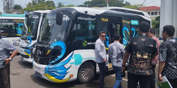 anggar DPRD Kota Jambi meninjau Terminal Rawasari, Kamis (20/11/2025), untuk mengevaluasi rencana anggaran Rp1 miliar pembiayaan bus listrik dan pemanfaatan fasilitas terminal yang dinilai belum optimal. (Dok: Rudi)