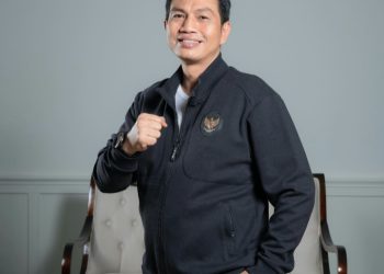 Ketua PSSI Provinsi Jambi, Mhd Fadhil Arief, saat memberikan keterangan terkait peluncuran Jambi School Football League (JSFL) di Kantor PSSI Jambi, Telanaipura, Kota Jambi, Senin (3/11/2025). (Dok: Alpin)