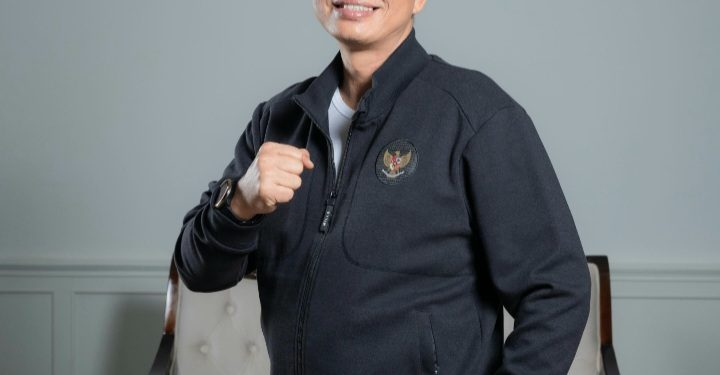 Ketua PSSI Provinsi Jambi, Mhd Fadhil Arief, saat memberikan keterangan terkait peluncuran Jambi School Football League (JSFL) di Kantor PSSI Jambi, Telanaipura, Kota Jambi, Senin (3/11/2025). (Dok: Alpin)