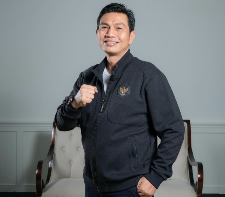 Ketua PSSI Provinsi Jambi, Mhd Fadhil Arief, saat memberikan keterangan terkait peluncuran Jambi School Football League (JSFL) di Kantor PSSI Jambi, Telanaipura, Kota Jambi, Senin (3/11/2025). (Dok: Alpin)