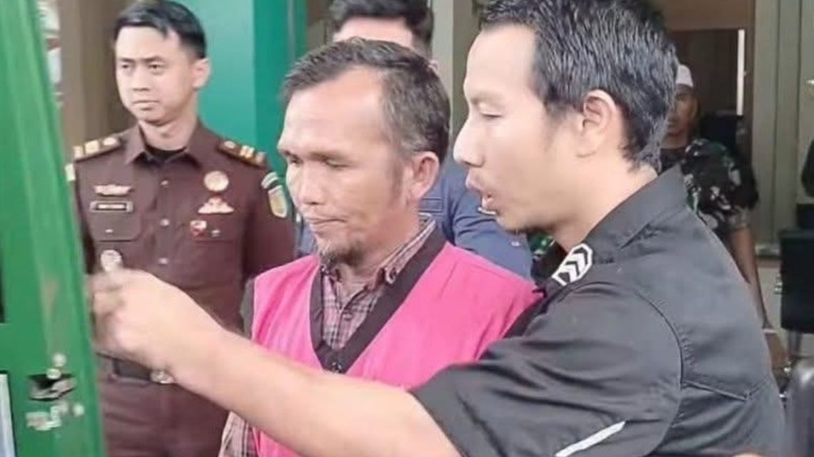 Penyidik Kejari Sungai Penuh menggiring tersangka IW, pendamping desa, usai ditetapkan sebagai tersangka kasus korupsi Dana Desa Batang Merangin TA 2021. (Dok: Alpin)