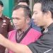 Penyidik Kejari Sungai Penuh menggiring tersangka IW, pendamping desa, usai ditetapkan sebagai tersangka kasus korupsi Dana Desa Batang Merangin TA 2021. (Dok: Alpin)