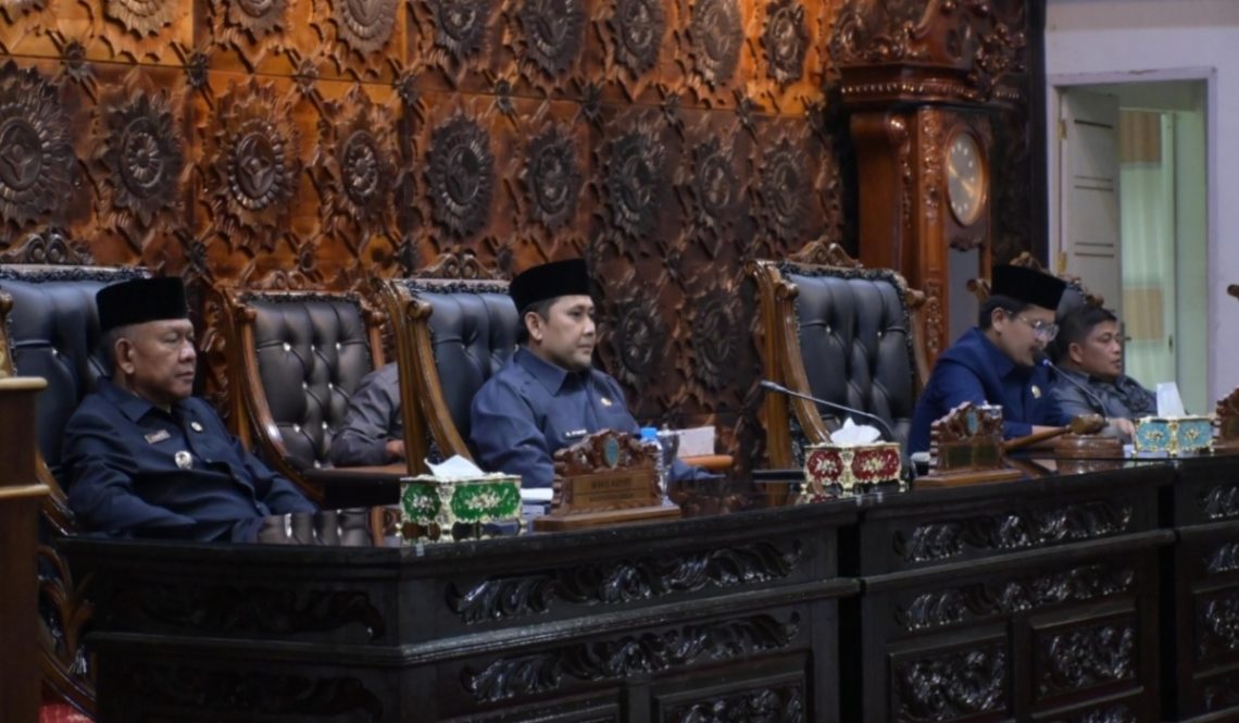 Bupati Merangin M. Syukur menyampaikan usulan 10 Ranperda Propemda 2026 dalam rapat paripurna DPRD Merangin, Jumat (28/11). (Dok: Rahmat)