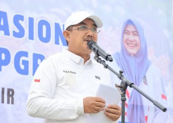 Bupati Tanjung Jabung Barat, Anwar Sadat, bersama Hj. Fadhilah Sadat mengikuti senam bersama dalam rangka HGN dan HUT PGRI ke-80 di Alun-Alun Kota Kuala Tungkal. (Dok: Rahmat)