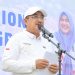 Bupati Tanjung Jabung Barat, Anwar Sadat, bersama Hj. Fadhilah Sadat mengikuti senam bersama dalam rangka HGN dan HUT PGRI ke-80 di Alun-Alun Kota Kuala Tungkal. (Dok: Rahmat)