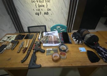 Barang bukti kasus perampokan bersenjata yang berhasil diamankan Sat Reskrim Polres Merangin, terdiri dari uang tunai, telepon genggam, kendaraan, perlengkapan penyamaran, dan senjata tajam. Foto diambil di Mapolres Merangin, Kamis (20/11/2025). (Dok: Rudi)