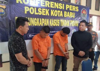 Kapolresta Jambi Kombes Pol Boy Sutan Binanga Siregar didampingi Kapolsek Kota Baru Kompol Jimi Fernando menunjukkan barang bukti kasus curanmor lintas wilayah yang berhasil diungkap di Mapolsek Kota Baru, Kota Jambi, Minggu (2/11/2025). (Rudi)