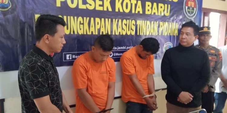 Kapolresta Jambi Kombes Pol Boy Sutan Binanga Siregar didampingi Kapolsek Kota Baru Kompol Jimi Fernando menunjukkan barang bukti kasus curanmor lintas wilayah yang berhasil diungkap di Mapolsek Kota Baru, Kota Jambi, Minggu (2/11/2025). (Rudi)