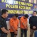 Kapolresta Jambi Kombes Pol Boy Sutan Binanga Siregar didampingi Kapolsek Kota Baru Kompol Jimi Fernando menunjukkan barang bukti kasus curanmor lintas wilayah yang berhasil diungkap di Mapolsek Kota Baru, Kota Jambi, Minggu (2/11/2025). (Rudi)