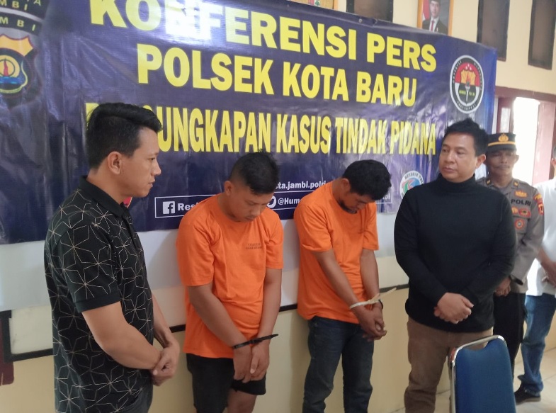 Kapolresta Jambi Kombes Pol Boy Sutan Binanga Siregar didampingi Kapolsek Kota Baru Kompol Jimi Fernando menunjukkan barang bukti kasus curanmor lintas wilayah yang berhasil diungkap di Mapolsek Kota Baru, Kota Jambi, Minggu (2/11/2025). (Rudi)