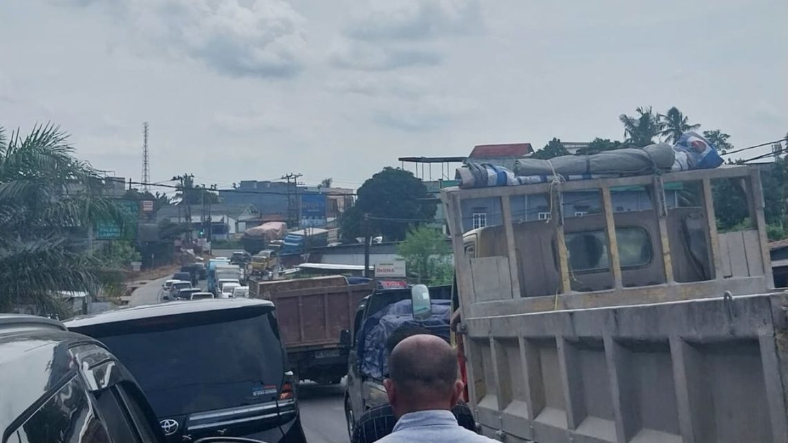 Kondisi kepadatan arus lalu lintas di kawasan Mendalo, akses utama menuju Tol Pijoan. (DOk: Rudi)